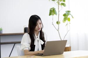 ein Arbeiten japanisch Frau durch Fernbedienung Arbeit im das Zuhause Büro Nahansicht foto