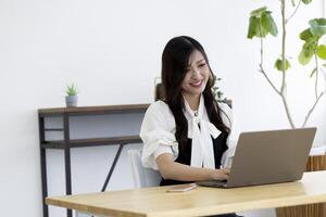 ein Arbeiten japanisch Frau durch Fernbedienung Arbeit im das Zuhause Büro Nahansicht foto