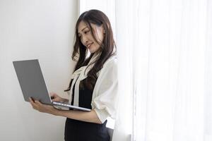 ein Arbeiten japanisch Frau durch Fernbedienung Arbeit im das Zuhause Büro Nahansicht foto