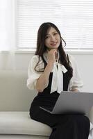 ein Arbeiten japanisch Frau durch Fernbedienung Arbeit im das Zuhause Büro Nahansicht foto