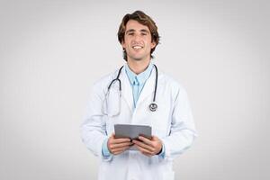 lächelnd Mann Arzt mit Tablette, symbolisieren E-Health Dienstleistungen foto