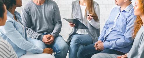 Psychologe reden zu süchtig Menschen im Büro foto