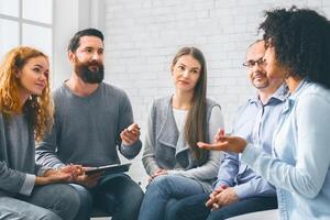 Spezialist geben Ratschläge zu Patienten während Gruppe Therapie foto