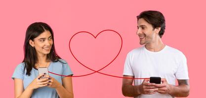 ein strahlend Mann und ein lächelnd Frau, beide im Weiß T-Shirts, sind beschäftigt, verlobt mit ihr Smartphones foto