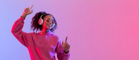 Frau im Rosa mit Kopfhörer Tanzen unter Neon, kostenlos Raum foto