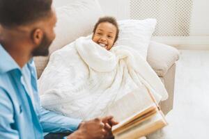 Vater lesen Fee Geschichte zu wenig Tochter foto