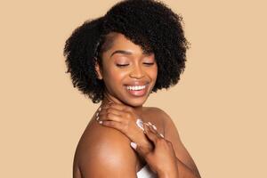 glücklich schwarz Frau feuchtigkeitsspendend Hände, Hautpflege Routine Freude foto