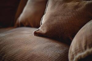 ai generiert verschwommen Hintergrund von braun Sofa mit Kissen und Kopieren Raum. foto