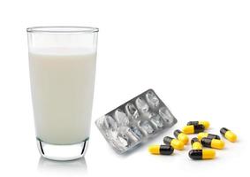 Glas Milch mpty Pille Blister und Pillen Kapseln isoliert auf weißem Hintergrund foto