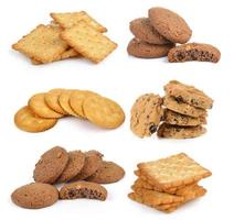 Cracker und Kekse isoliert auf weißem Hintergrund foto