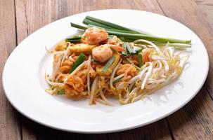 Thai Food Pad Thai, Nudeln mit Garnelen anbraten