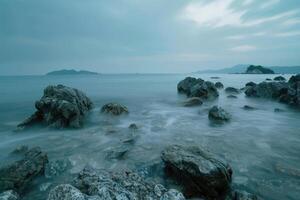 ai generiert lange Exposition von Meer und Felsen foto