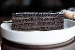 ein Scheibe von köstlich Schokolade Kuchen. geschichtet Schokolade Kuchen. foto