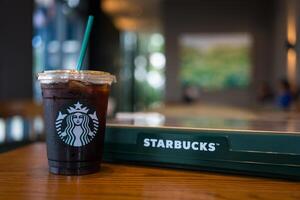 Bangkok, Thailand - - März 13, 2024 schwarz Kaffee Tasse und ein Geschenk exklusiv zum Mitglied Gold Niveau von Starbucks Kaffee Geschäft im diese Jahr foto