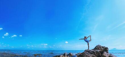 asiatische frauen entspannen sich im urlaub. Reisen entspannen. spielen, wenn Yoga. auf den Felsen am Meer. im Sommer. Thailand foto