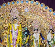 göttin durga mit traditionellem blick in nahansicht bei einem südkolkata durga puja, durga puja idol, einem größten hindu-navratri-festival in indien foto