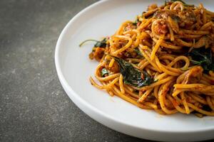 gebratene Spaghetti mit Venusmuscheln und Chilipaste anrühren foto