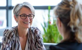 ai generiert lächelnd Fachmann Frau einnehmend im ein angenehm Konversation während ein Treffen foto