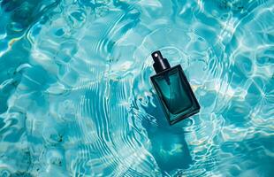 ai generiert transparent kosmetisch sprühen Flasche umgeben durch planschen Wasser auf Blau Hintergrund foto