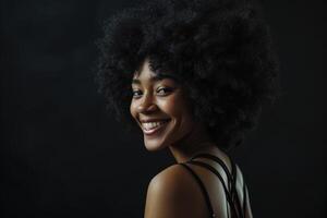 ai generiert lächelnd jung schwarz Frau mit afro Frisur im schwarz Kleid. foto