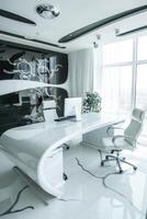 ai generiert modern Exekutive Büro Suite mit glatt Weiß Möbel und Panorama- Fenster Aussicht foto
