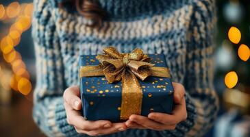 ai generiert Frau halten Blau Geschenk Box mit Gold Bogen foto