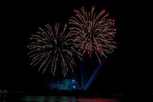 feuerwerk auf dem fluss im dunklen himmel foto