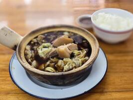 buk kut teh, ein Chinesisch Schweinefleisch Suppe Gericht, Essen mit Reis und etwas Gemüse, normalerweise gefunden im Süd-Ost Asien. foto
