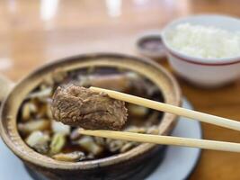 buk kut teh, ein Chinesisch Schweinefleisch Suppe Gericht, Essen mit Reis und etwas Gemüse, normalerweise gefunden im Süd-Ost Asien. foto