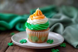 ai generiert festlich st. Patrick's Tag Cupcake mit Grün Glasur foto