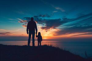 ai generiert heiter Szene von ein Vater halten Hände mit seine Kind, Stehen gegen ein beschwingt Sonnenuntergang durch das Meer foto