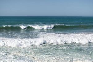das Wellen von das atlantisch Ozean abstürzen auf das Ufer von Marokko. Afrika foto