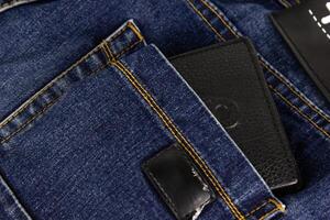 ein Blau Jeans Tasche mit Brieftasche im schwarz foto