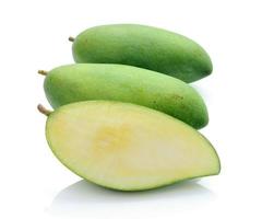 grüne Mango isoliert auf weißem Hintergrund foto