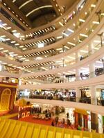 Innerhalb ein groß Einkaufen Einkaufszentrum im Jakarta Einkaufszentrum Platz März 12 2024 Jakarta, Indonesien foto