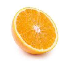 halbe Orangenfrucht auf weißem Hintergrund, frisch und saftig foto