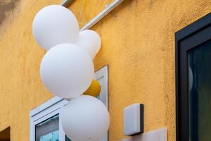 Weiß Luftballons auf ein Fassade foto