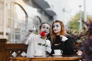 Pantomimen im Vorderseite von Paris Cafe Schauspielkunst mögen Trinken Tee oder Kaffee. foto