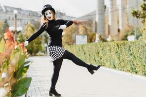 Porträt von ein Mime Komiker. Mime Mädchen auf das Straße foto