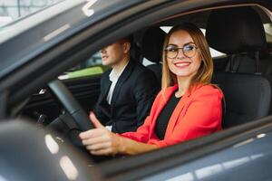 Geschäft Frau kauft ein ein Auto beim ein Auto Händler. Konzept von glücklich Geschäft Menschen foto