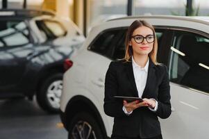 Geschäft Frau im Auto Salon. Konzept von weiblich Treiber foto