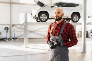 Auto Mechaniker Arbeiten beim Auto Reparatur Geschäft foto