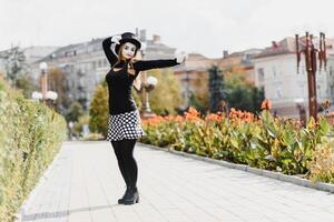 Porträt von ein Mime Komiker. Mime Mädchen auf das Straße foto