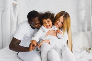 Familie Verlegung Nieder zusammen im ein Bett foto