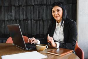 junge hübsche Geschäftsfrau mit Notizbuch im Büro foto