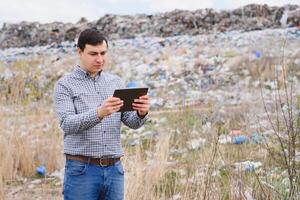 Natur Erhaltung Konzept. ein Mann Studien das Verschmutzung von Natur. behalten das Umgebung sauber. ökologisch Probleme. Recycling foto