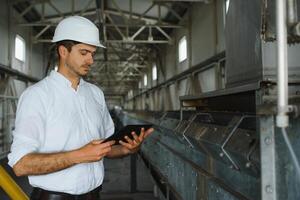 glücklich männlich industriell Techniker Innerhalb ein Fabrik foto