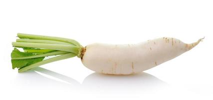 Daikon-Radieschen isoliert auf weißem Hintergrund foto