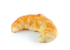 frisches und leckeres Croissant auf weißem Hintergrund