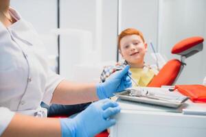 Porträt von ein Zahnarzt halten Dental Instrumente im seine Hände im das Klinik Nahansicht foto